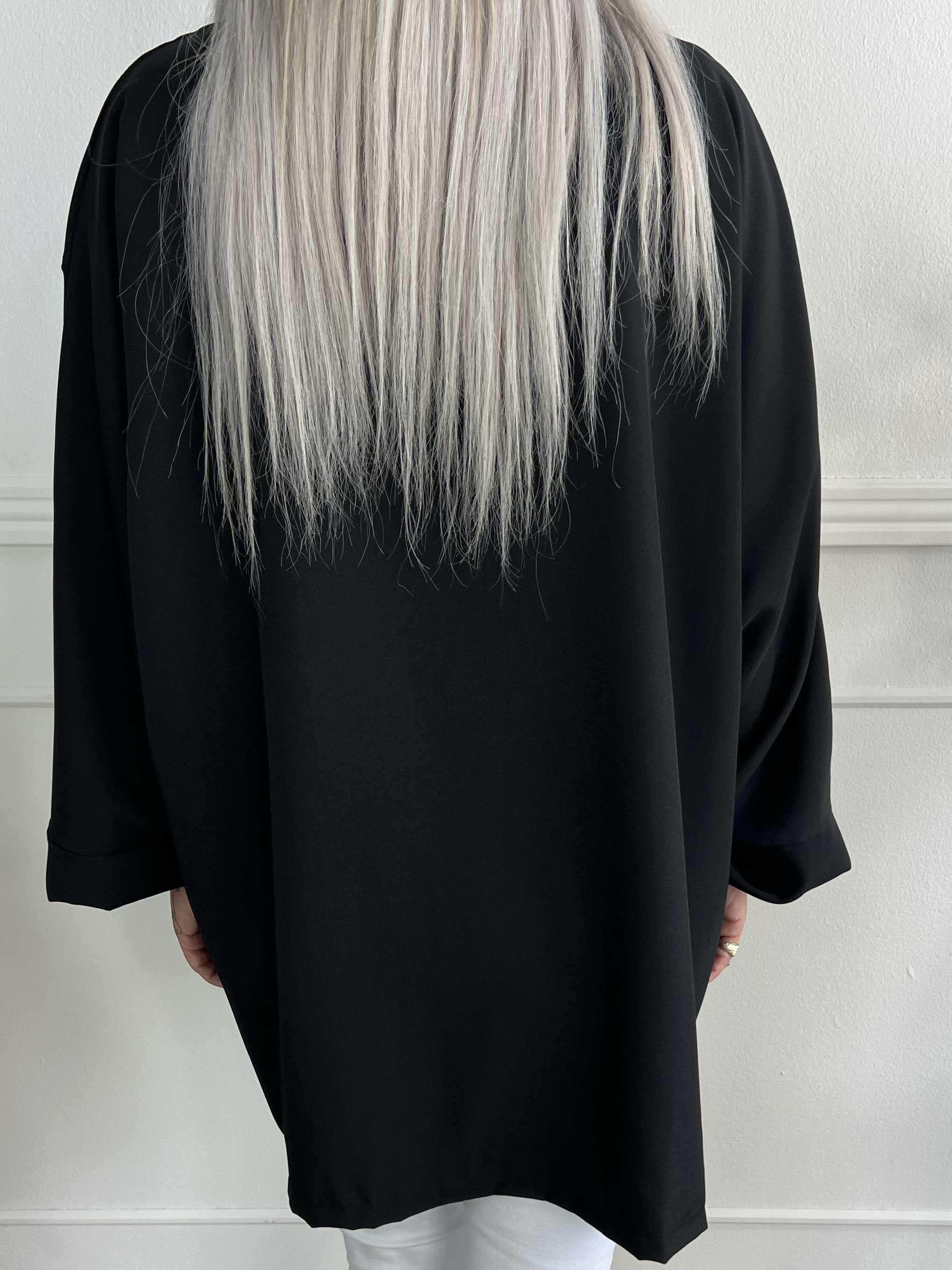 Annah Light Short - Oversized jacka med tydliga sömmar och fickor